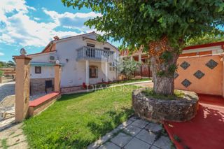 Haus - Verkauf - ISTARSKA - ROVINJ - ROVINJ