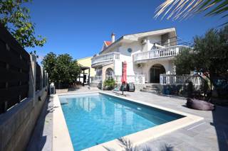 Haus - Verkauf - ŠIBENSKO-KNINSKA - VODICE - VODICE