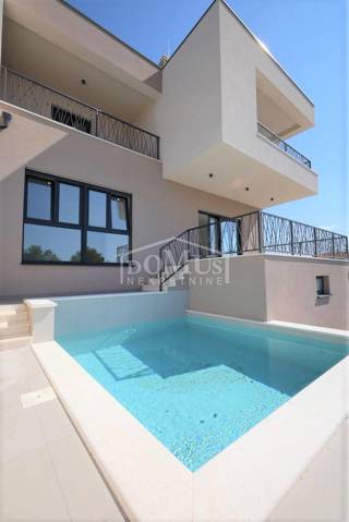 Haus - Verkauf - ŠIBENSKO-KNINSKA - VODICE - VODICE