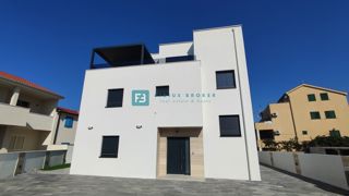 Haus - Verkauf - ŠIBENSKO-KNINSKA - VODICE - SRIMA