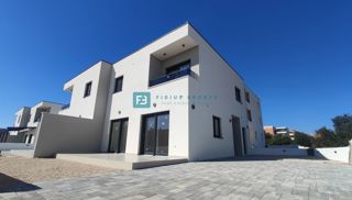Haus - Verkauf - ŠIBENSKO-KNINSKA - VODICE - VODICE