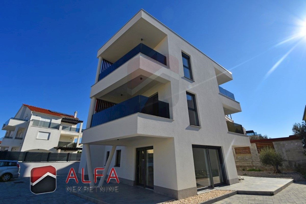 Vodice, prodaje se novi komforan stan u prizemlju, s dvorištem 120m2