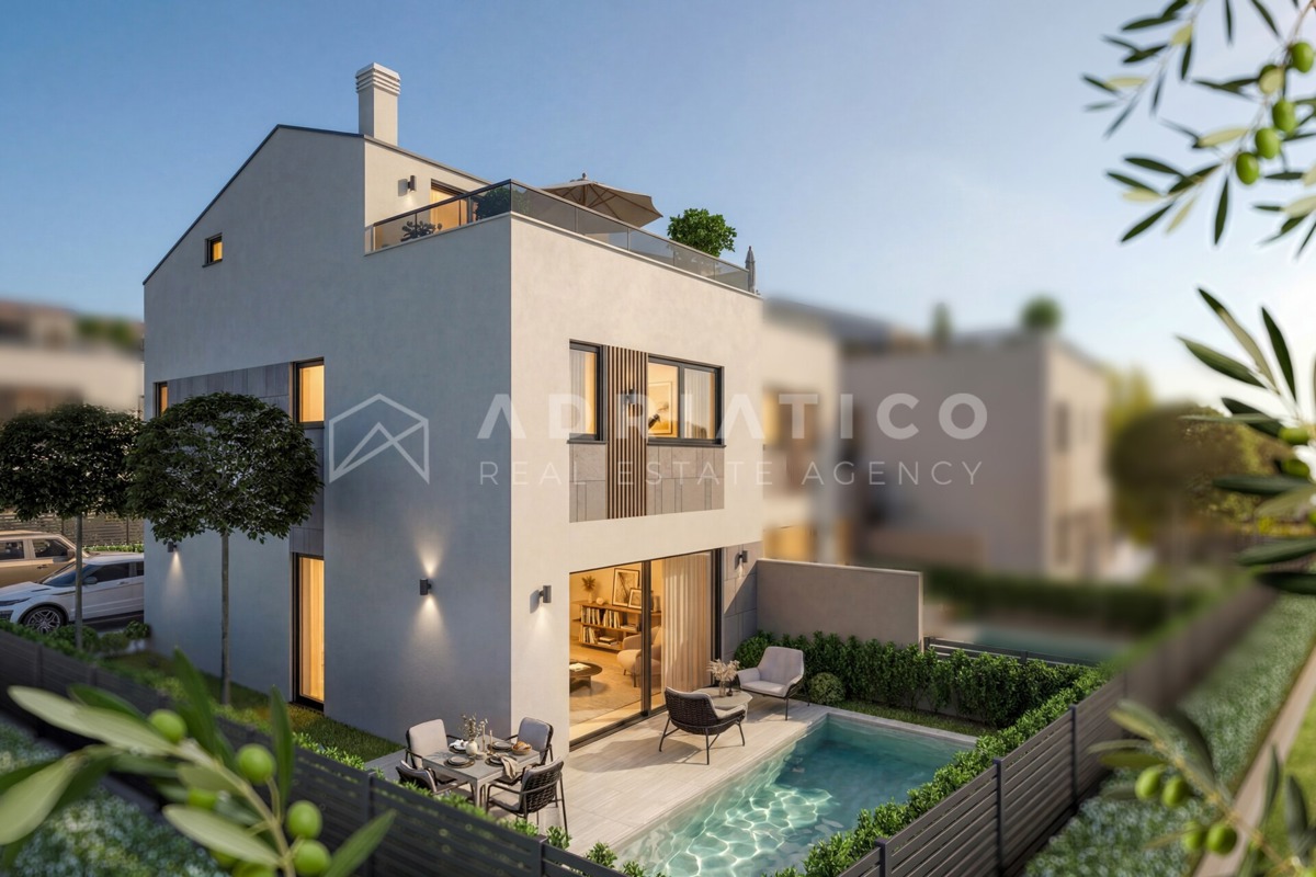 Poreč, Istria – Spacious Three-Storey Apartment with Private Garden and Terraces