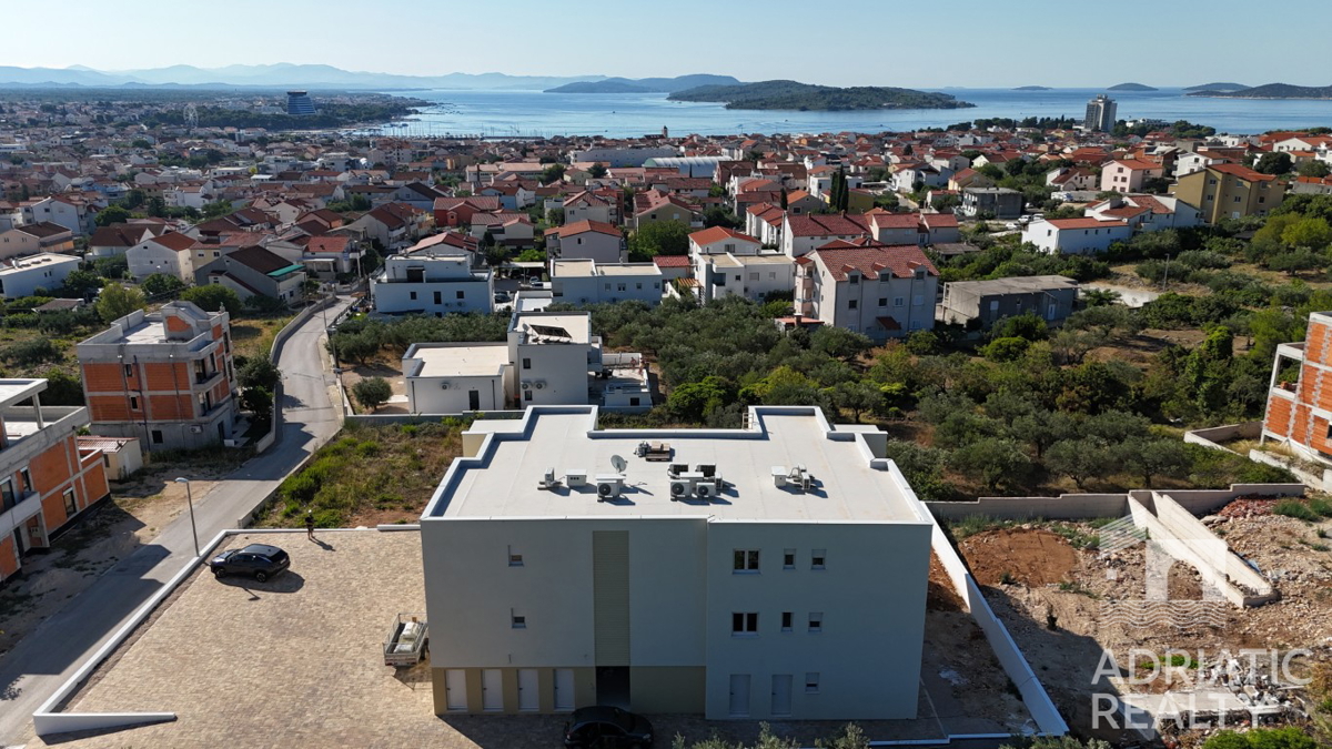 Vodice, dvosobni apartman s prekrasnim pogledom, terasa, spremište, parking