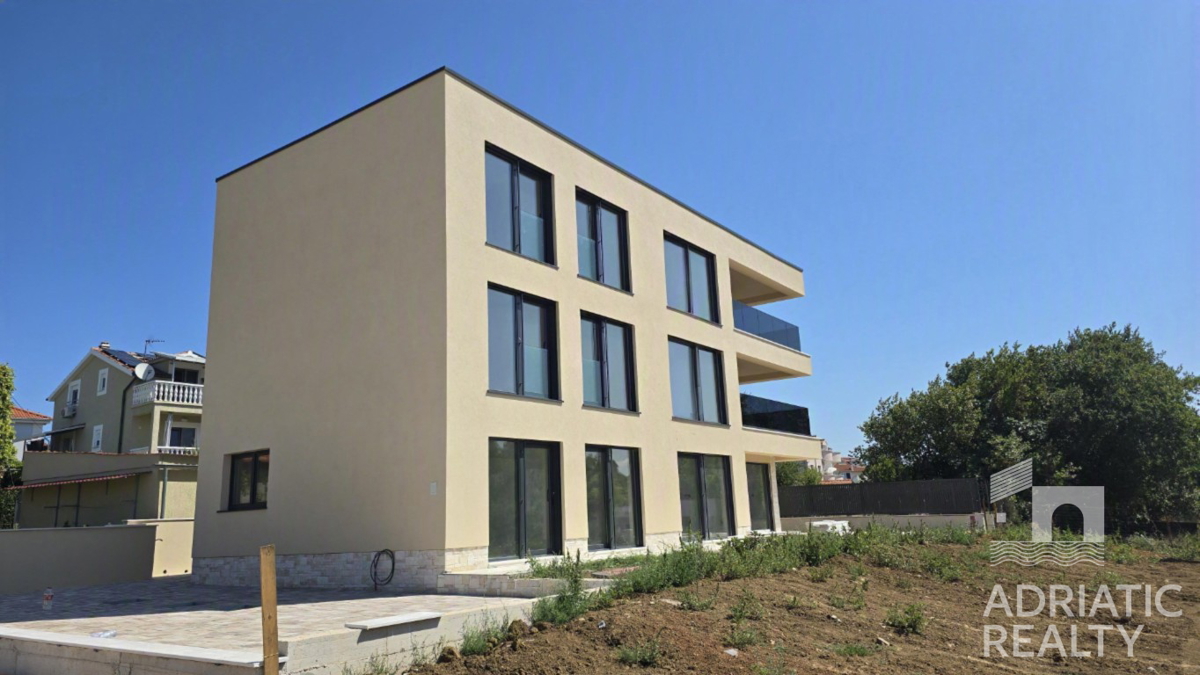 Vodice, luksuzni trisobni apartma v pritličju z vrtom, 70 m od morja