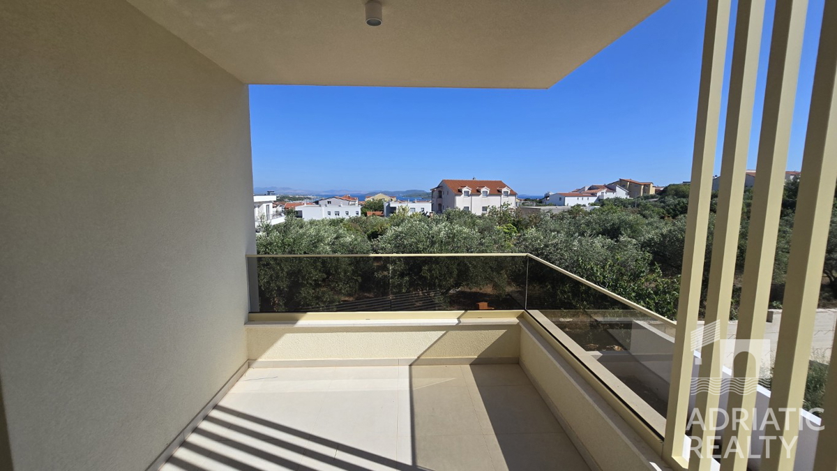 Vodice, trosobni apartman s pogledom na more