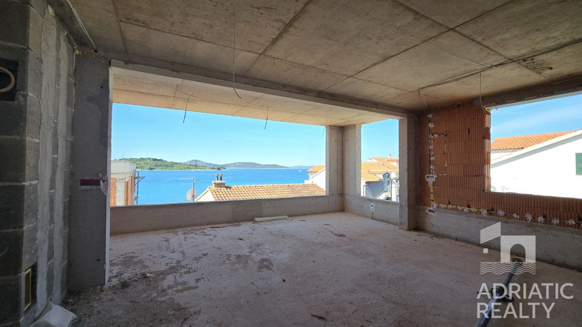 Vodice, luksuzni apartmani drugi red do mora i uređene plaže (30m)