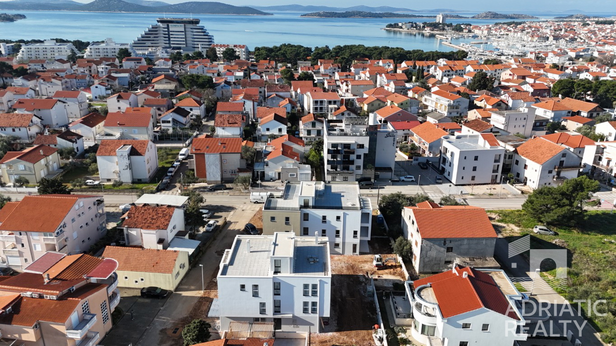 Vodice, novogradnja, enoprostanovanjski apartma v pritličju, 600 m od plaže