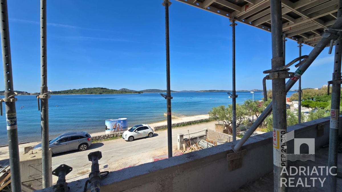 Vodice, top apartmani prvi red do mora