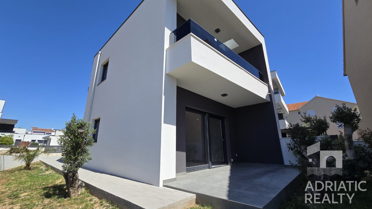 Vodice, moderan dvoetažni stan s vrtom na mirnoj lokaciji