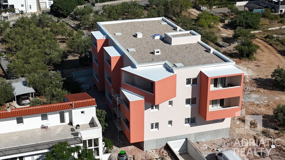 Vodice, jednosoban apartman u visokom prizemlju, 500 m od mora