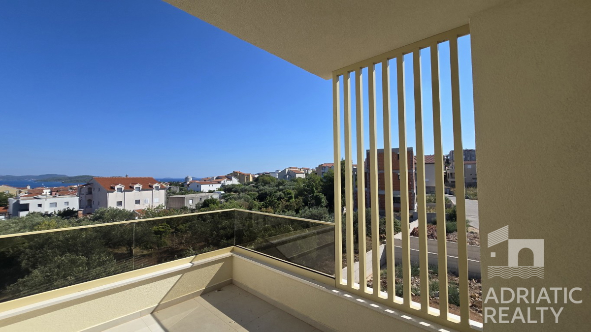 Vodice, trosobni apartman sa spremištem u parkingom