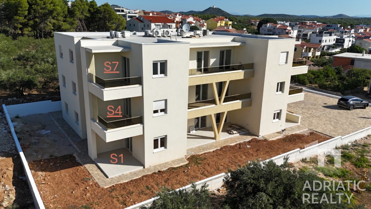Vodice, dvosobni apartman s vrtom