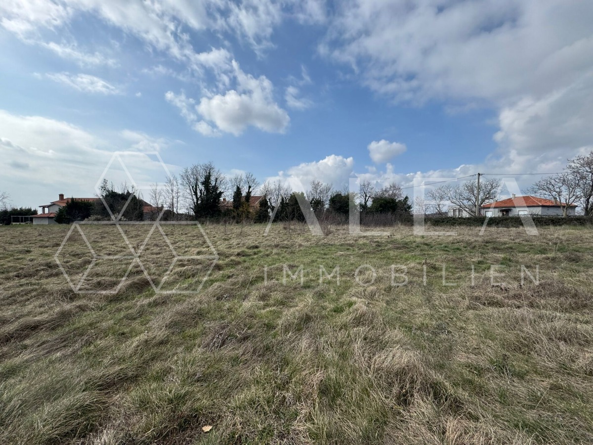 Участок LABIN, 84.150 €