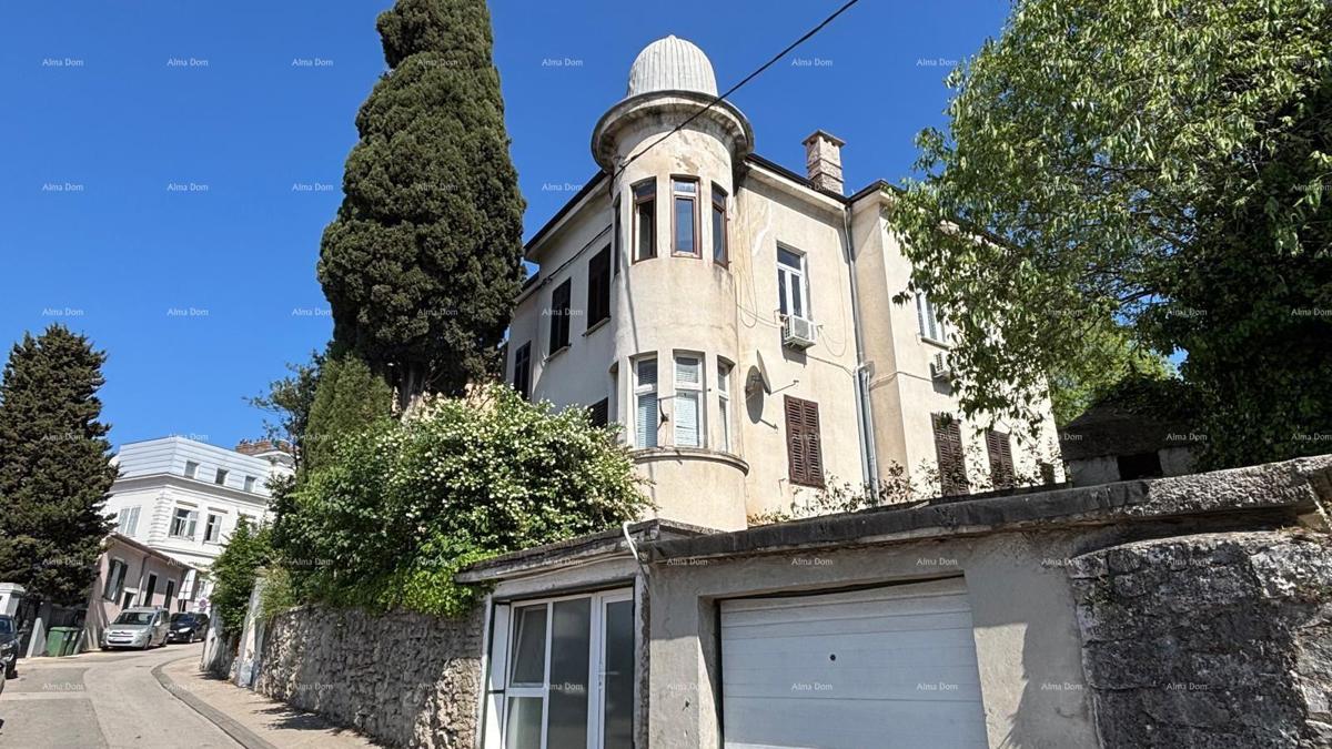 Sale of an apartment in the center with 4 residential units, Pula!