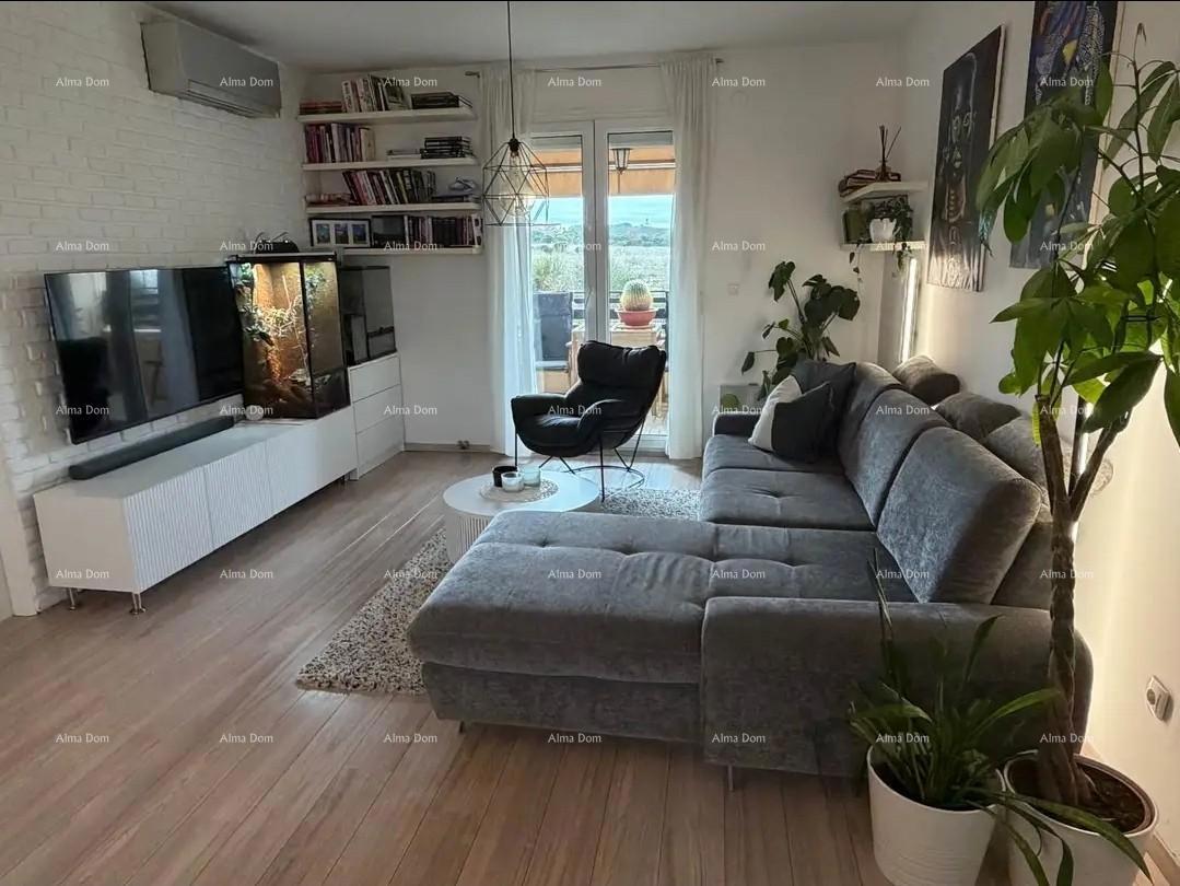 Spacious apartment in Pula with 2 bedrooms and parking, close to the center and the beach.