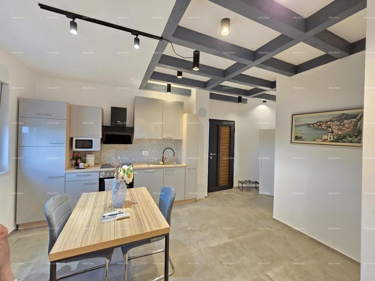 Spacious 6-Room Apartment in Pula, Close to the Center and the Sea, Modern Amenities and Security