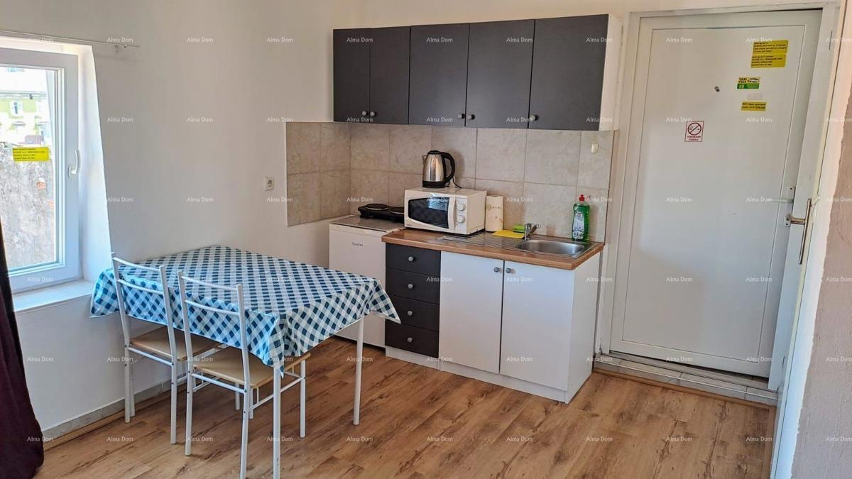 PULA – Investicijski stan u centru, podijeljen u 3 potpuno opremljena studio apartmana