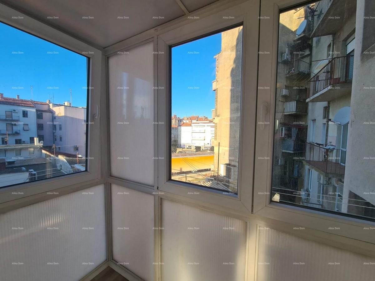 Pula – renoviran dvosobni stan u centru, 72,83 m². Stan se nalazi na glavnoj tržnici.