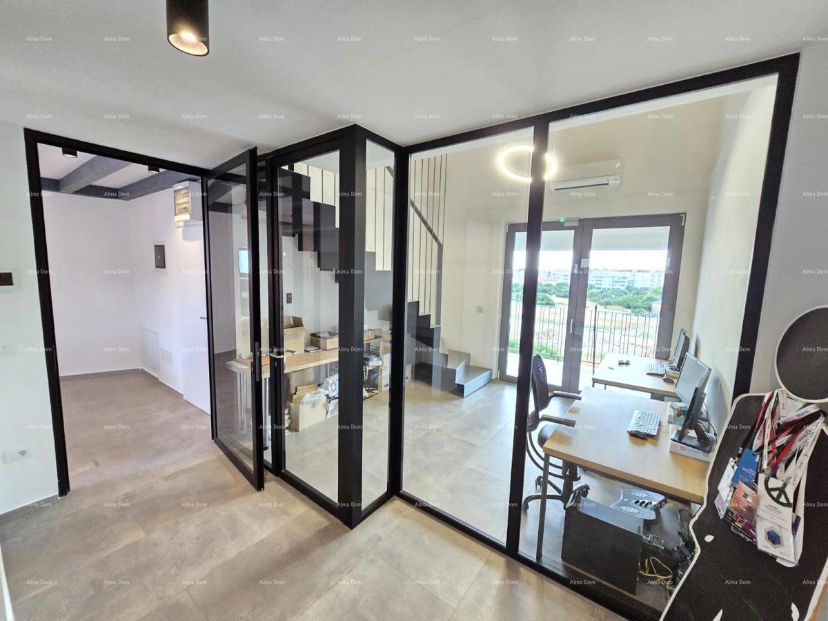 Spacious 6-Room Apartment in Pula, Close to the Center and the Sea, Modern Amenities and Security