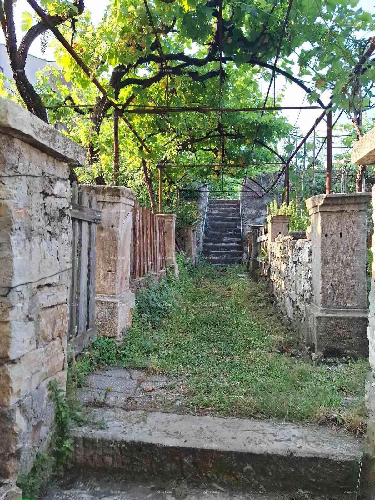 Prostran trosobni stan površine 81 m², neposredna blizina suda, Pula Veruda
