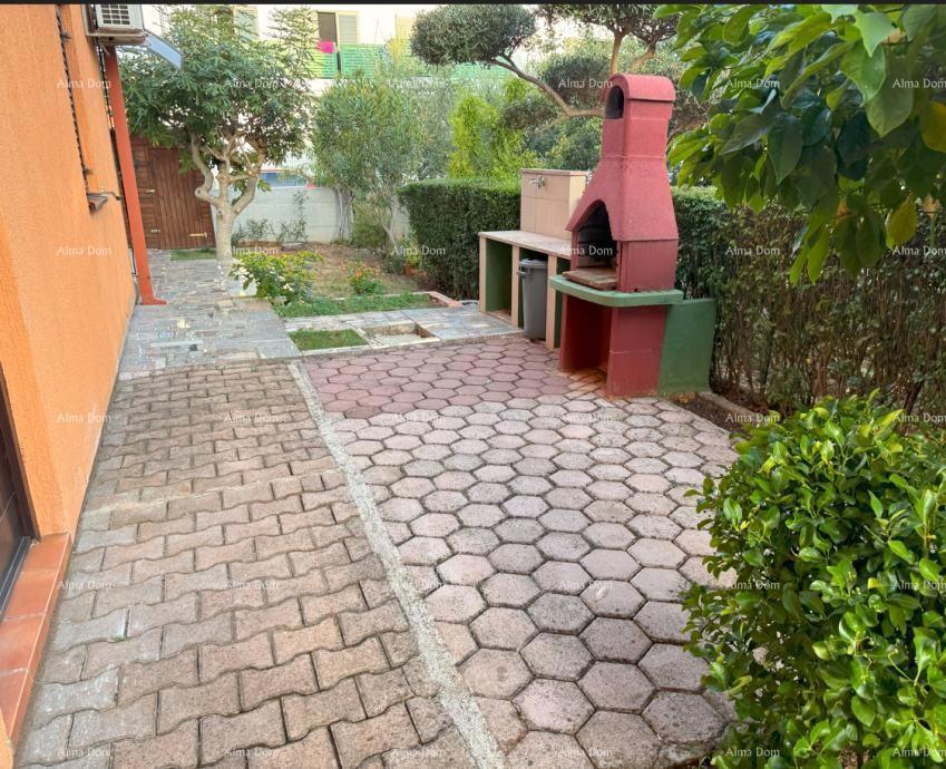 Na prodaju: Apartman u Novigradu s velikim vrtom.