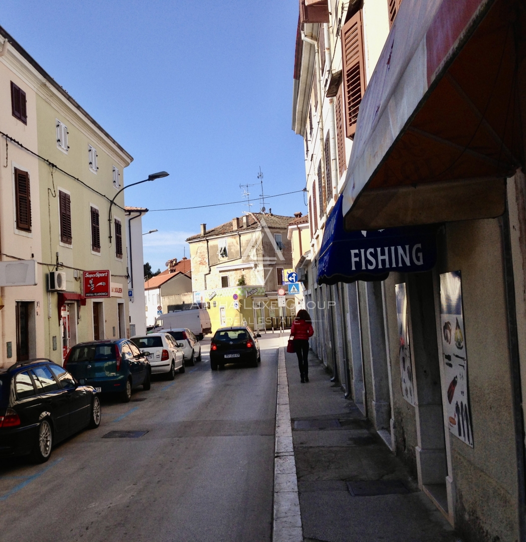 Šarmantan stan na posljednjem katu u blizini starogradske jezgre Poreča – samo 180 m od mora