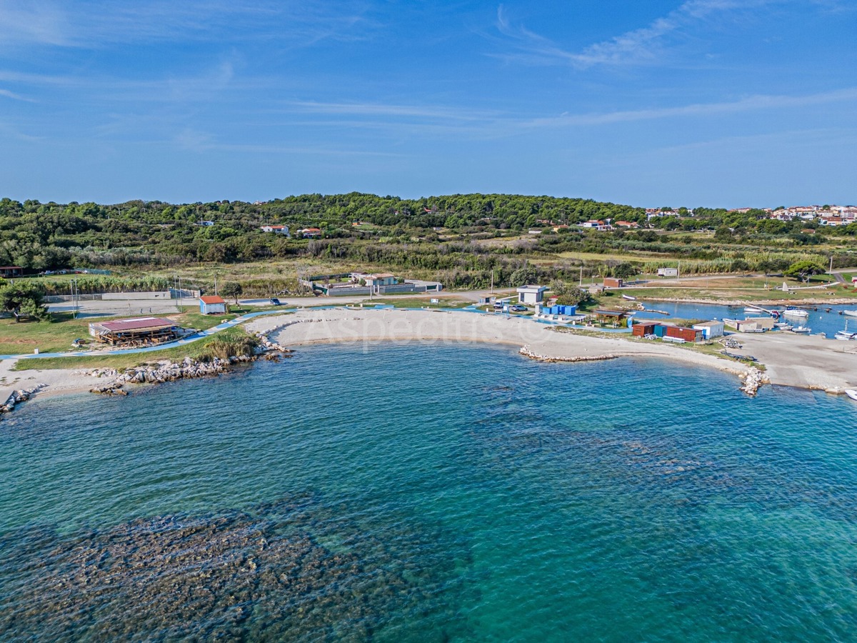 Участок LIŽNJAN, 215.000 €