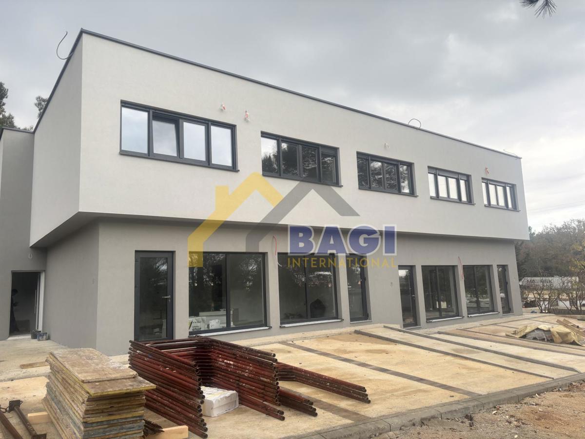 Locale commerciale NOVIGRAD, 3.200 €