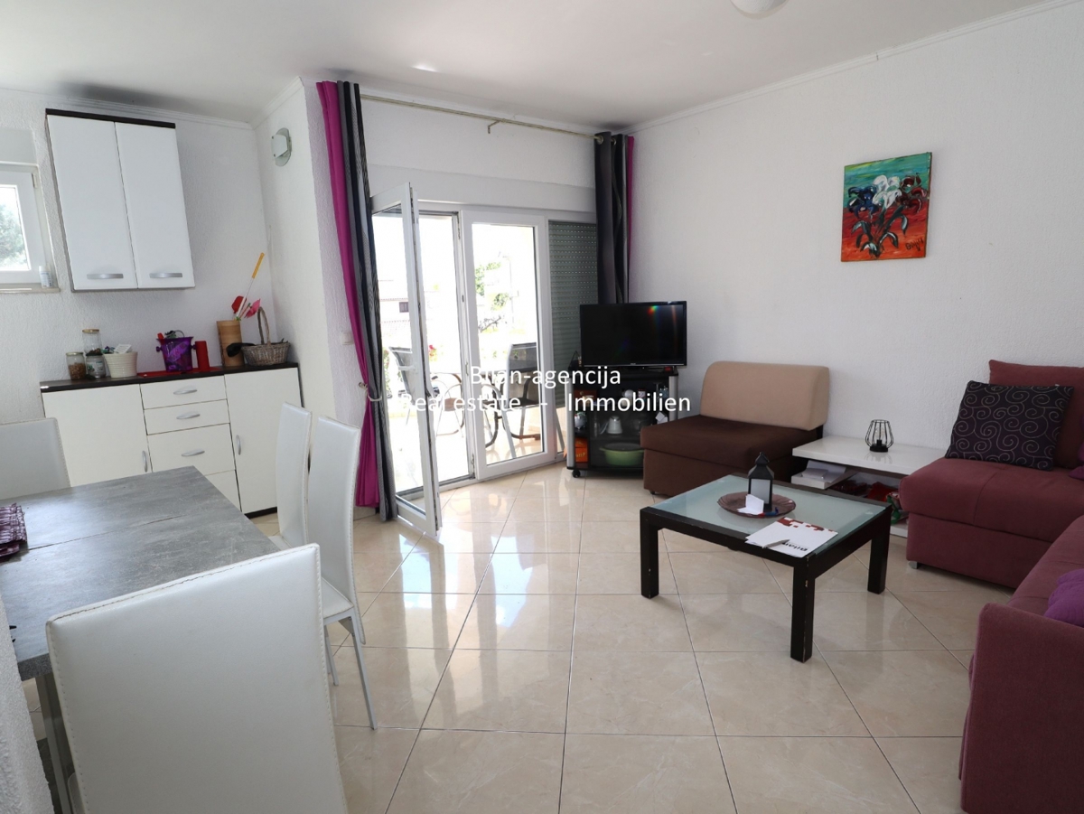 Prilika, 2 namještena stana s velikim vrtom, Vodice