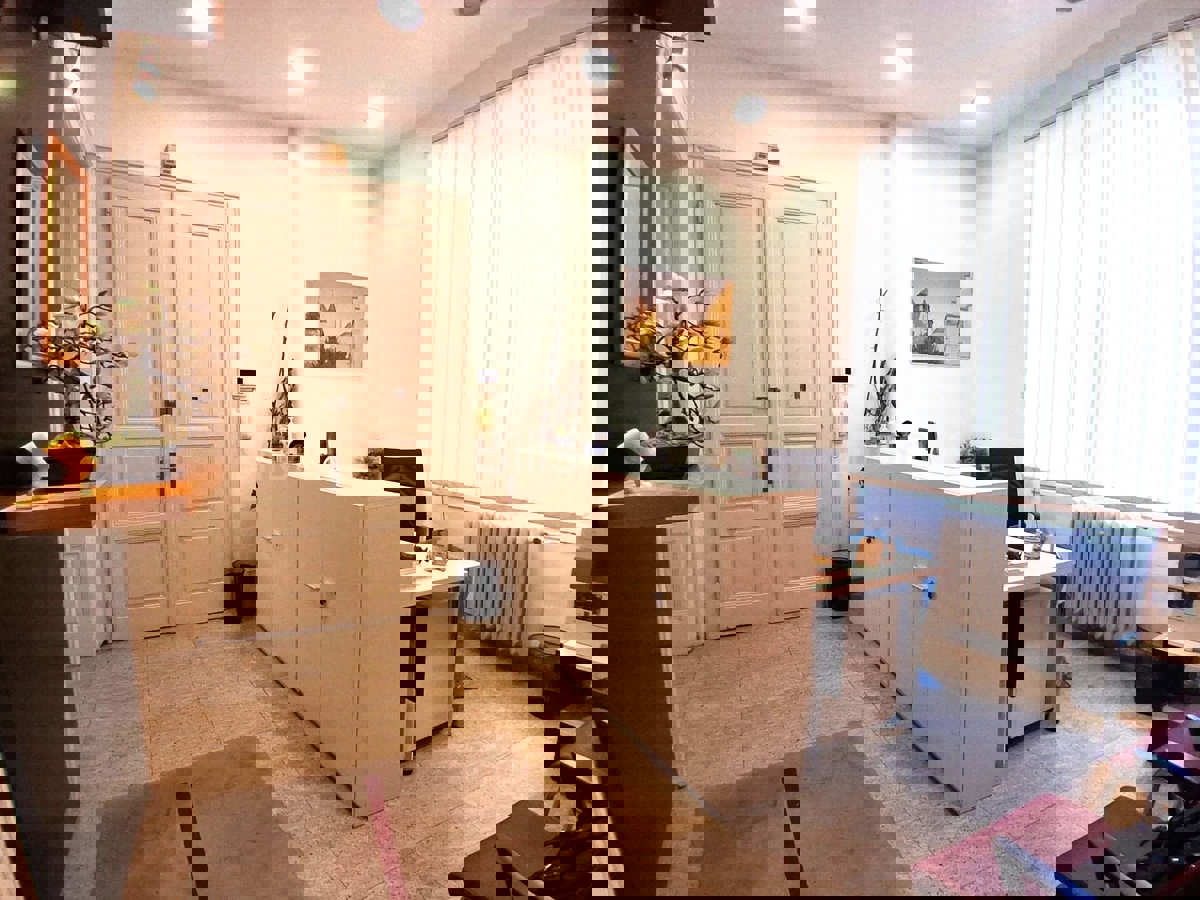 Locale commerciale ZAGREB, 2.000 €