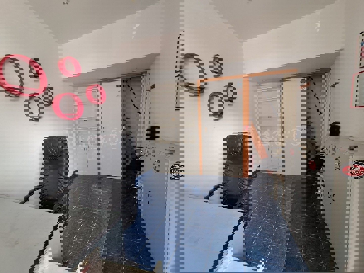 Locale commerciale SPLIT, 450 €