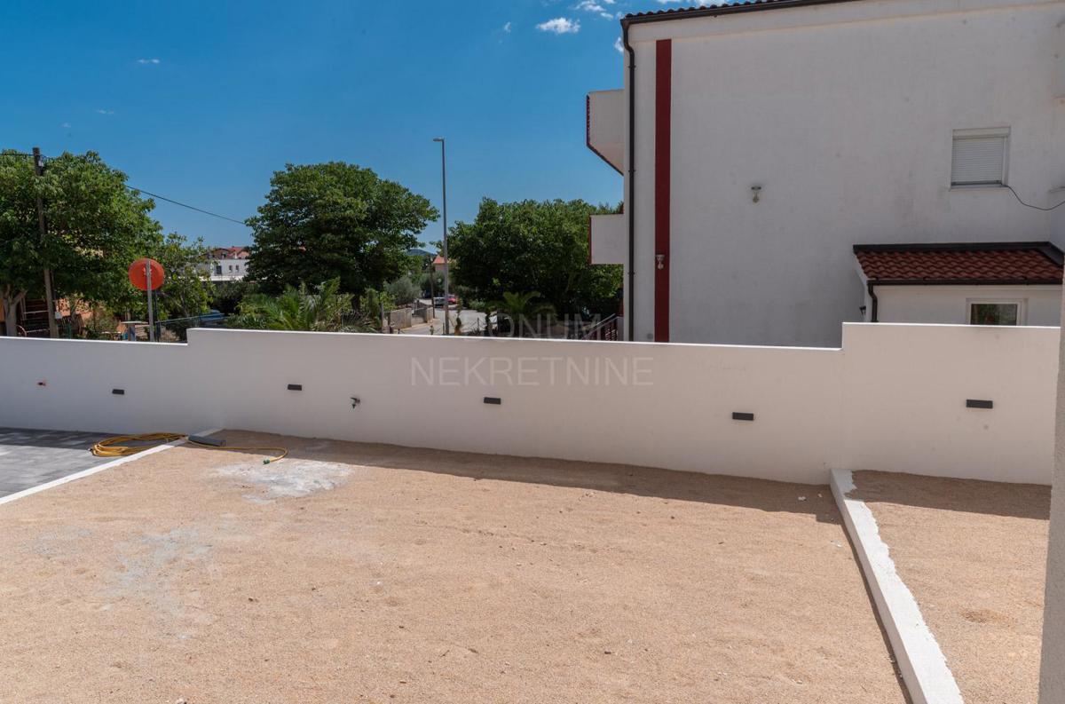 Dvoetažan apartman s dvorištem, Vodice