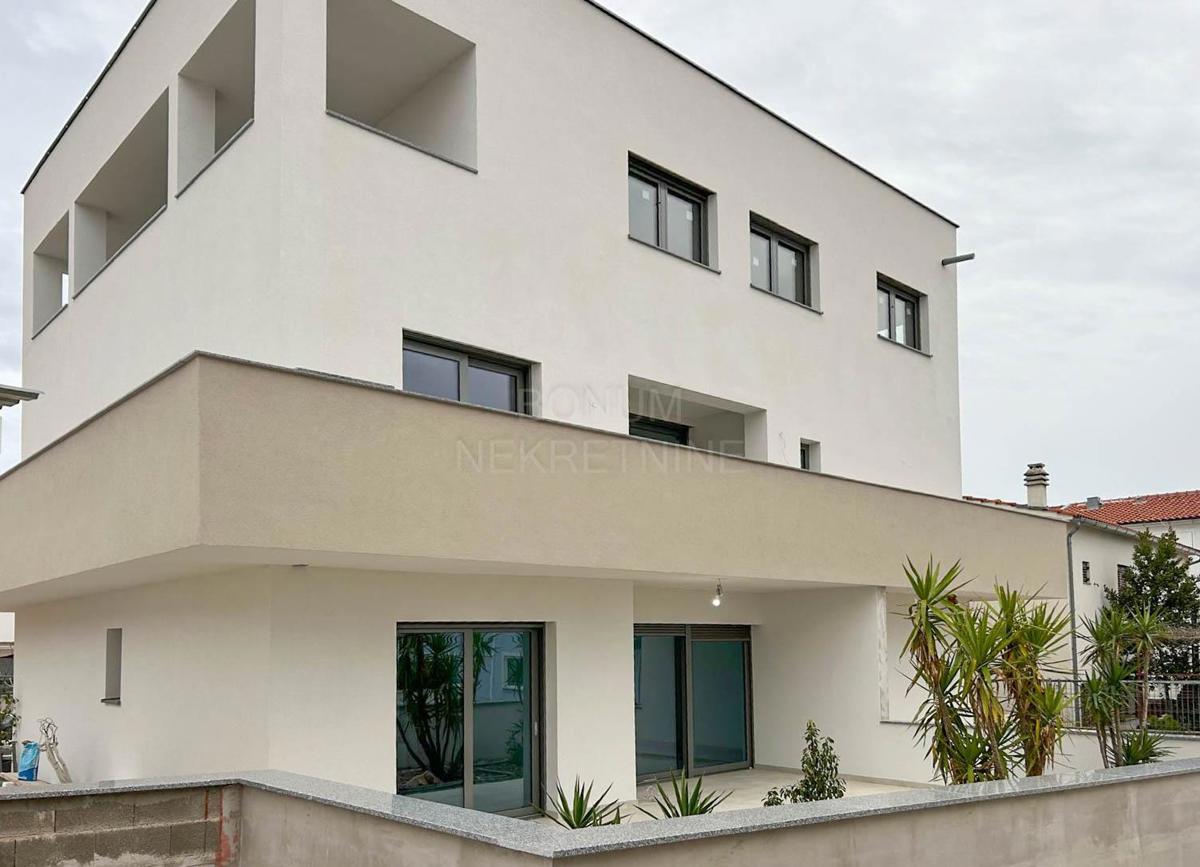 Odličan apartman na mirnoj lokaciji, drugi kat, Vodice