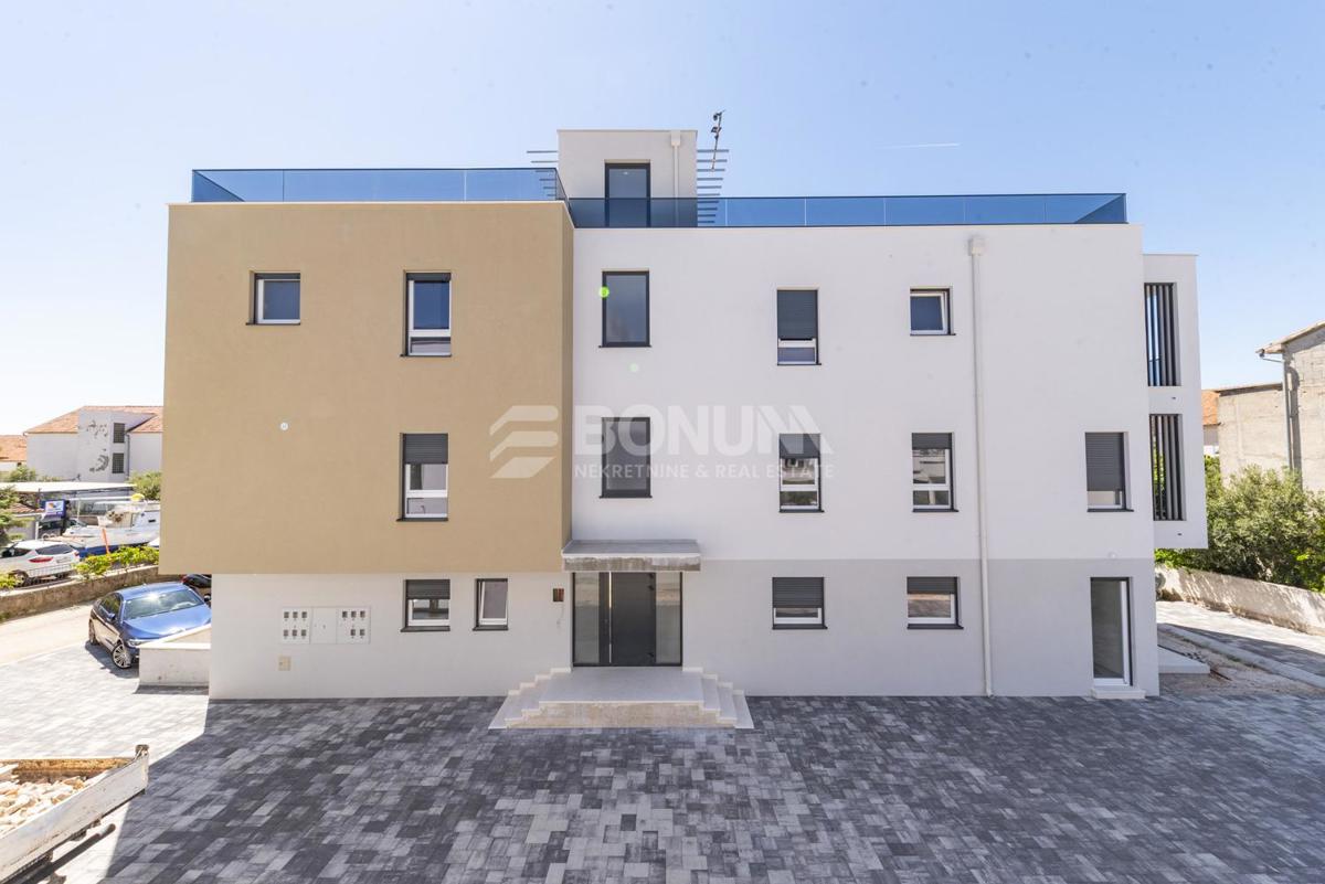 Smaller apartment with a yard in the city center, Vodice