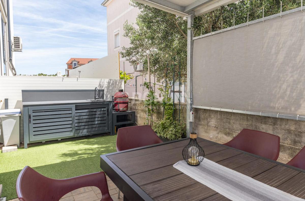 Apartman s vrtom, parkingom i spremištem – namješten i useljiv, Vodice