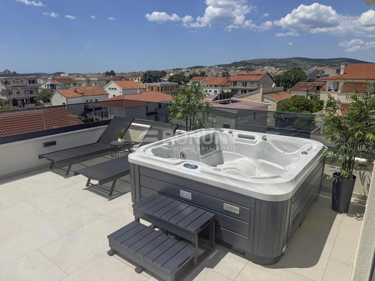 Vodice – Novogradnja: trosobni apartman s krovnom terasom,700 m od plaže