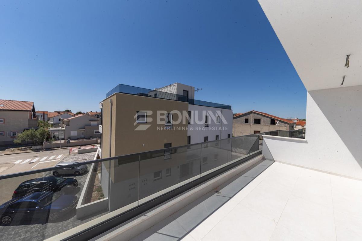 Prostran apartman u centru s krovnom terasom, Vodice