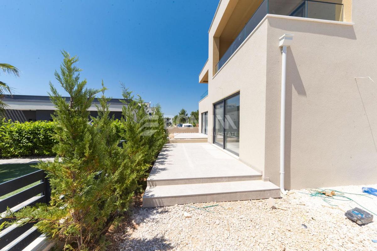 Vodice – Moderan 2-soban stan s vrtom i velikom terasom u kvalitetnoj novogradnji