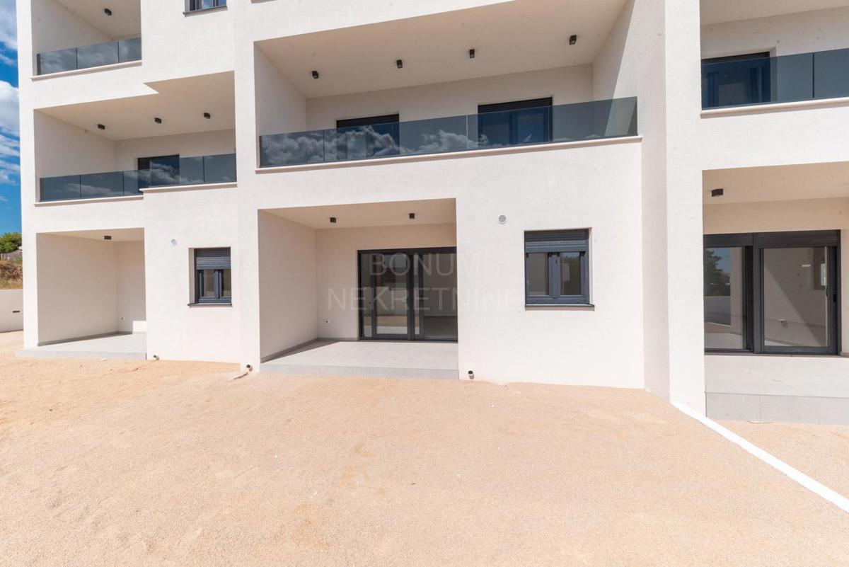 Odličan dvoetažan apartman s dvorištem, Vodice