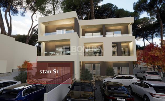 Brodarica – Prostorno družinsko stanovanje z vrtom v pritličju, 130 m od morja – 2