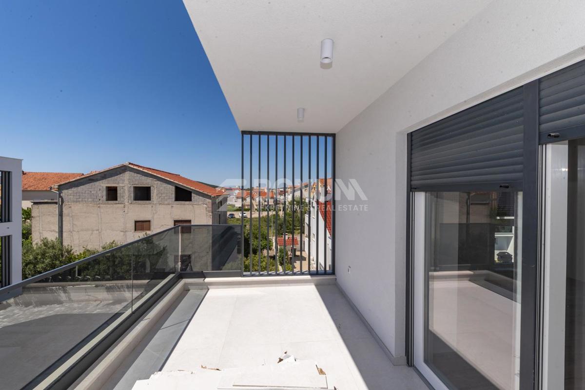 Trosoban stan s krovnom terasom, Vodice