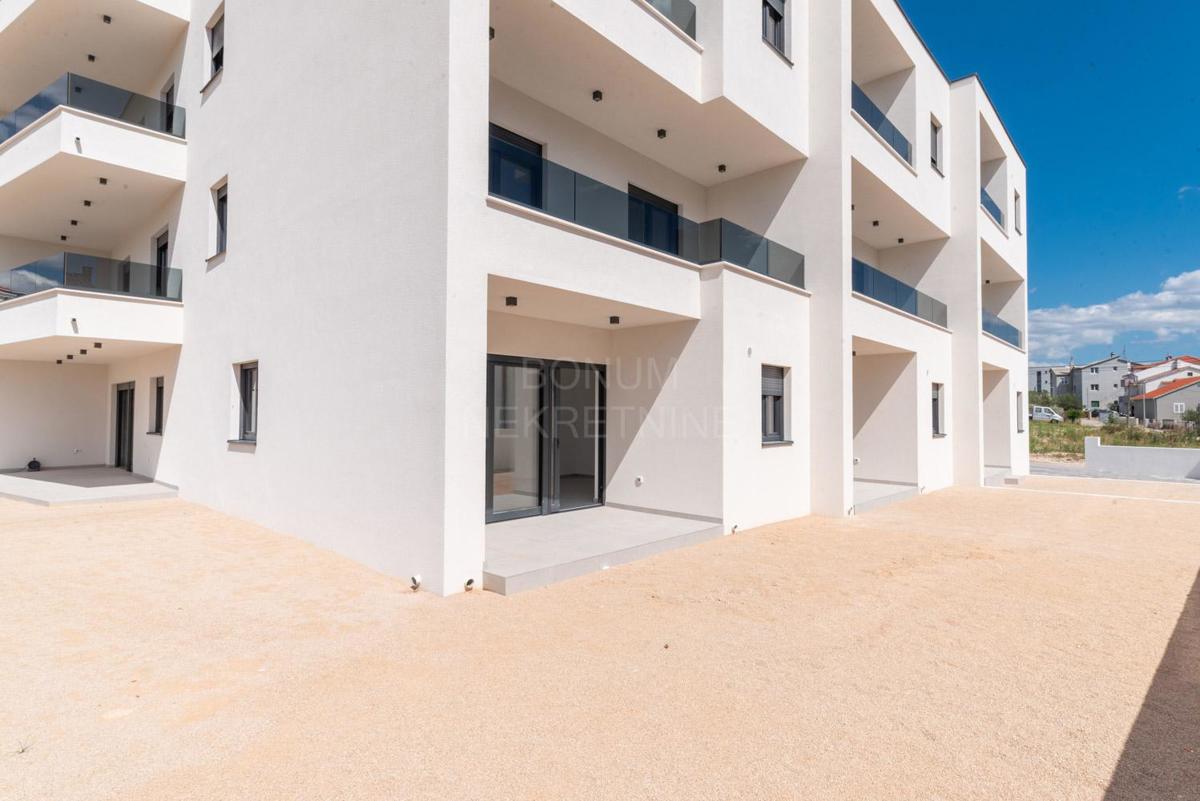 Novi dvoetažan apartman s dvorištem, Vodice