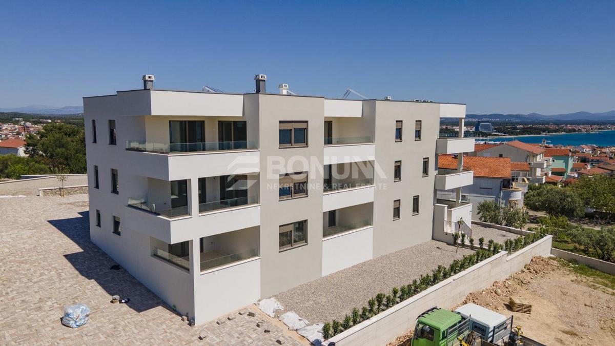 Prostrani apartman u prizemlju nove zgrade, useljenje 2025g., Vodice