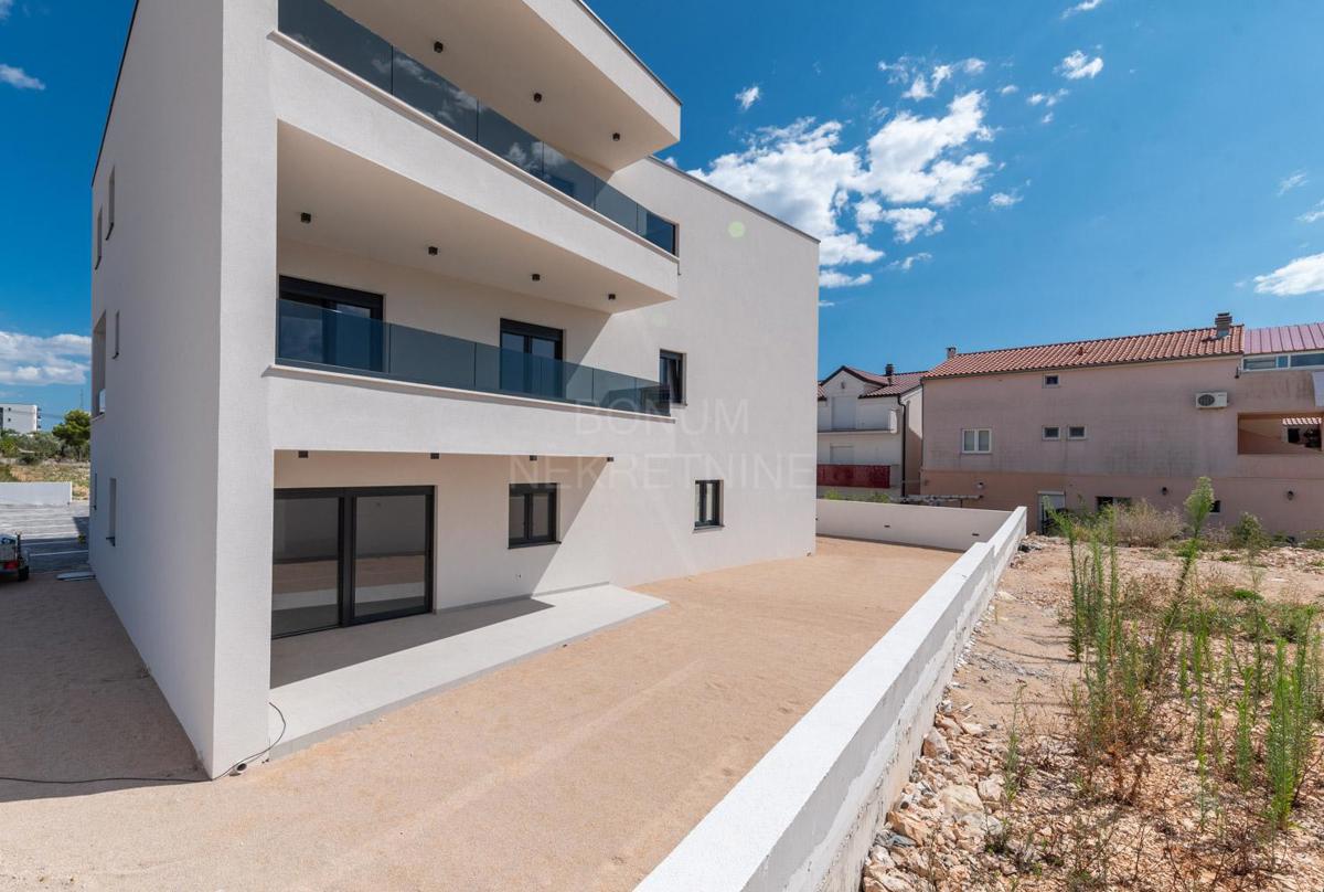 Odličan dvoetažan apartman s dvorištem, Vodice