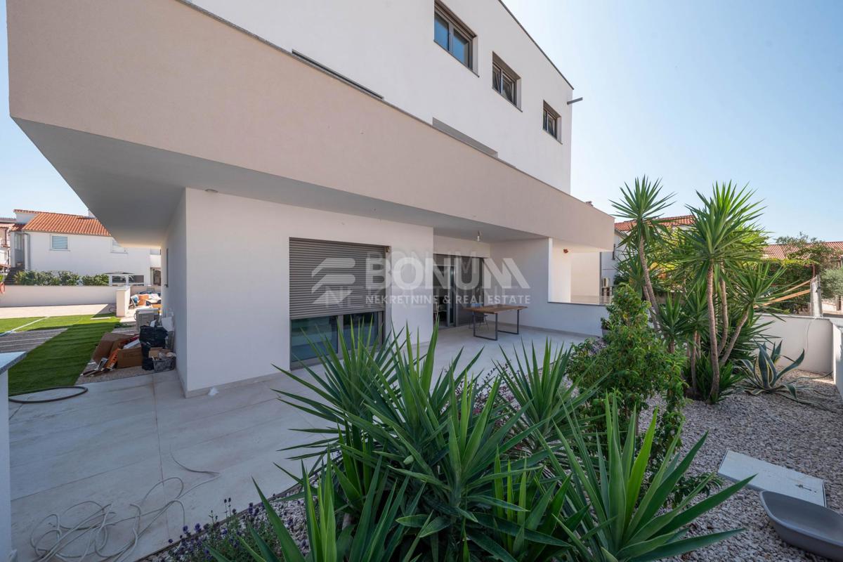 Odlična kuća s tri stana, Vodice – 2