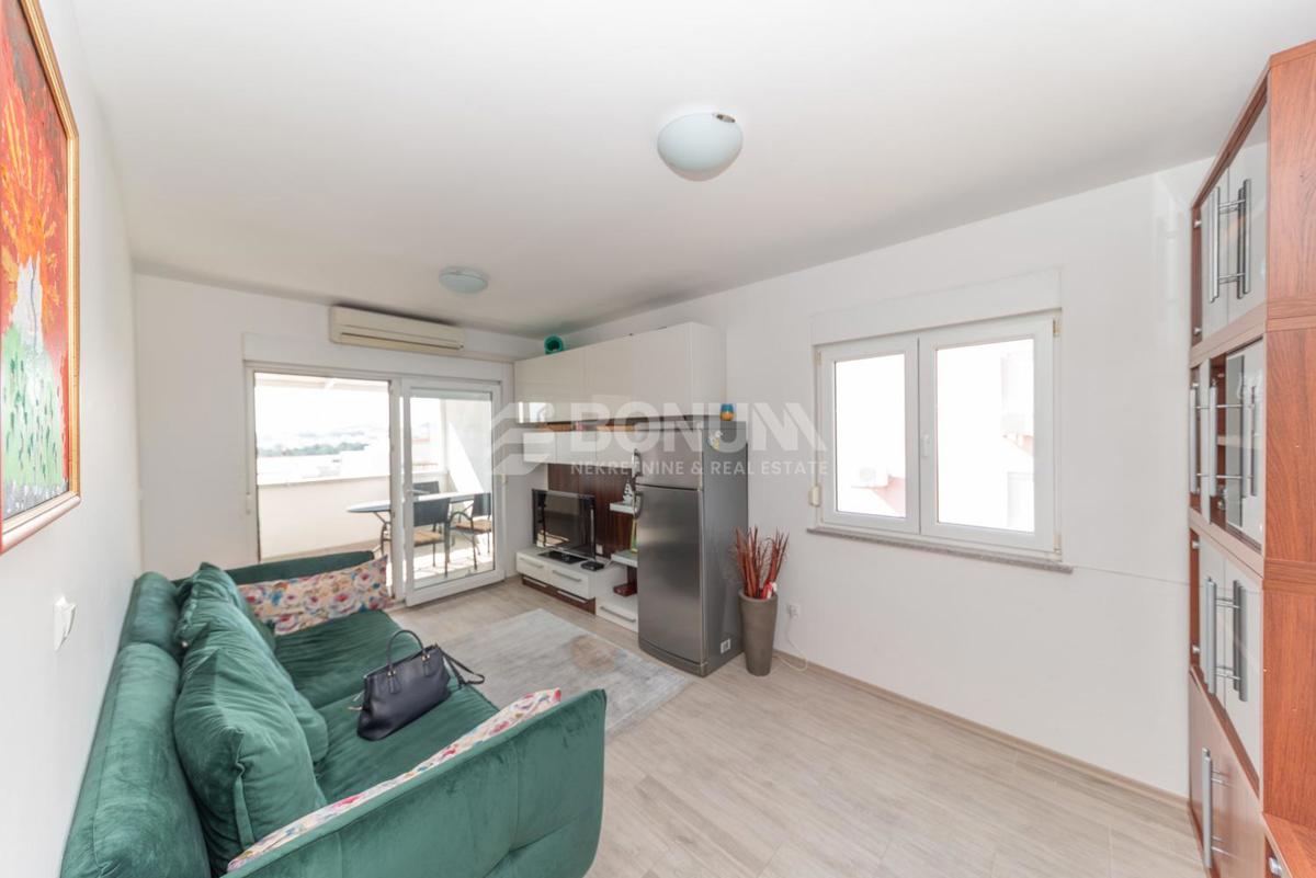 Vodice – jednosoban stan s terasom, 1500 m od mora