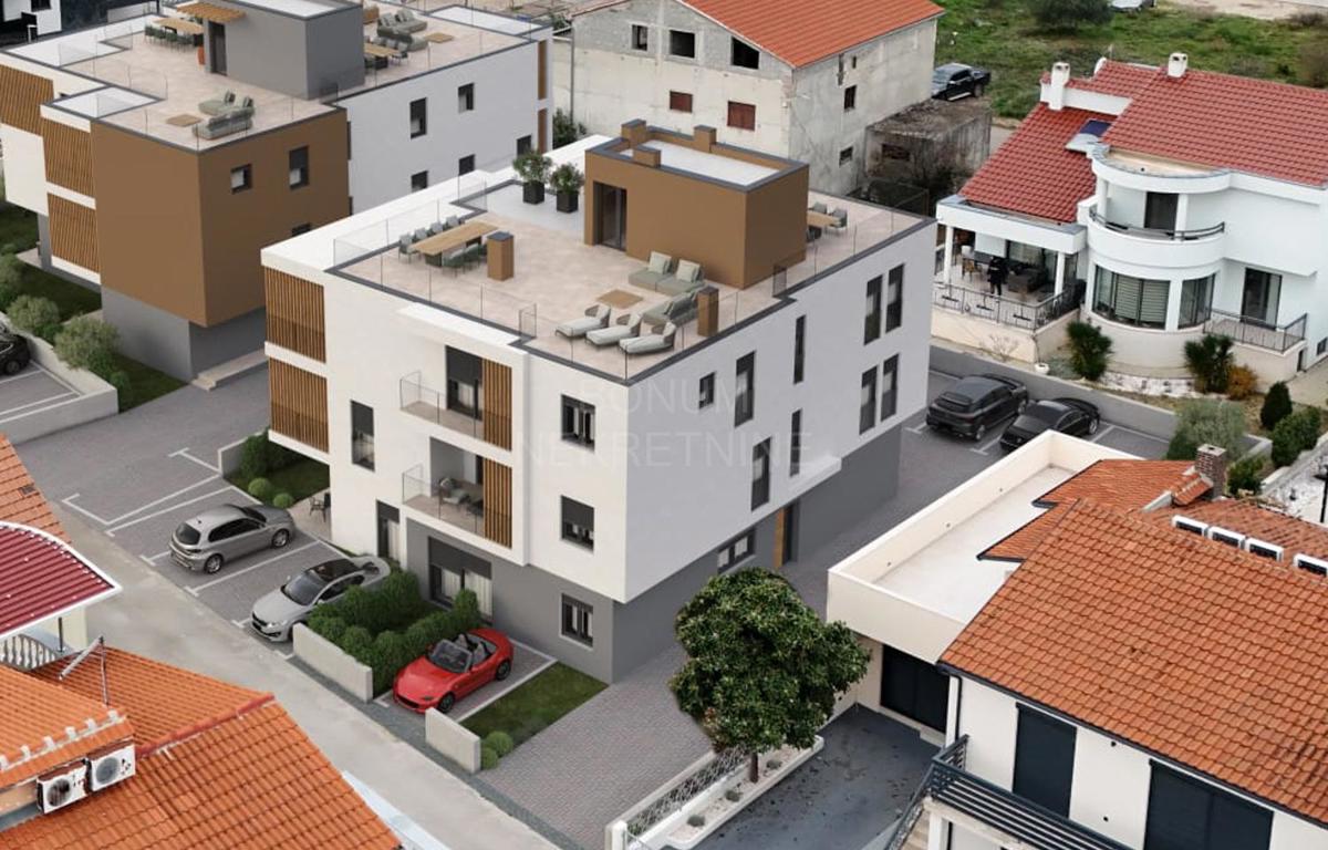 Odličan stan s dvorištem, Vodice