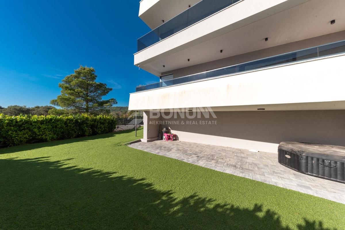 Predivan apartman s dvorištem u prizemlju novije zgrade, Vodice – 3