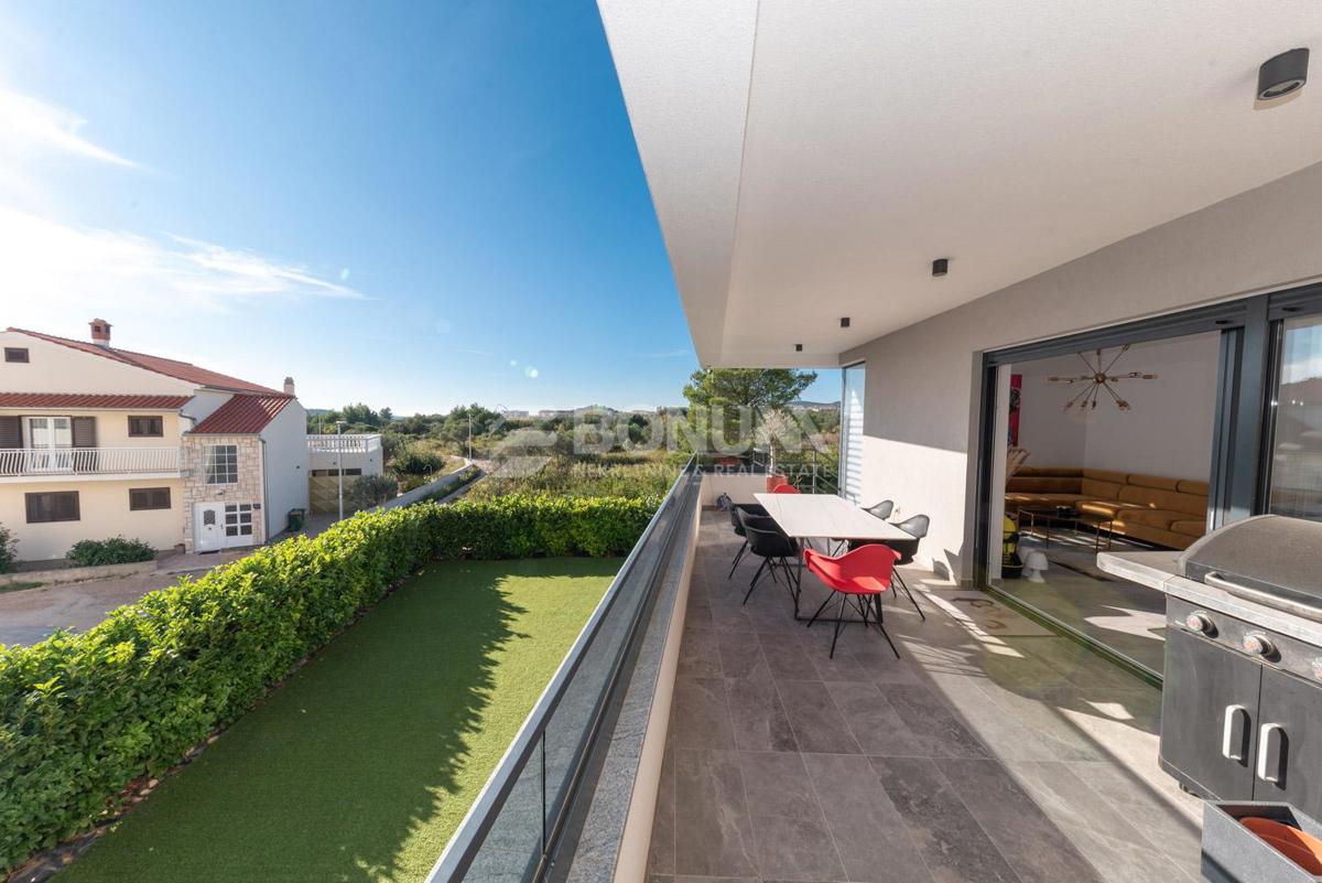 Predivan apartman s dvorištem u prizemlju novije zgrade, Vodice – 2